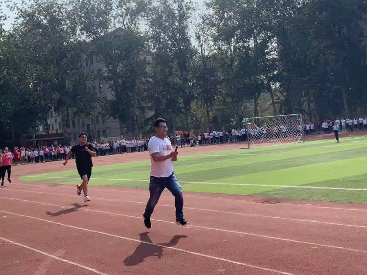 力争第一，运动员顽强斗志为国争光