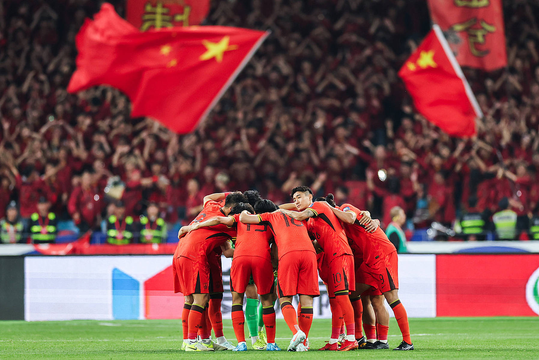 包含国内足球赛场竞争激烈,强队对决激情四射的词条 包含国内足球赛场竞争激烈,强队对决激情四射的词条