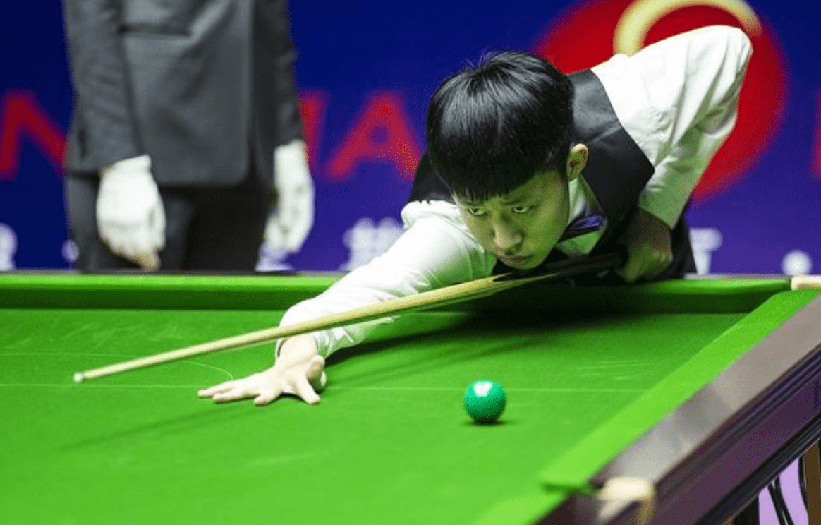 十八岁小将成名,率队晋级淘汰赛 十八岁小将成名,率队晋级淘汰赛