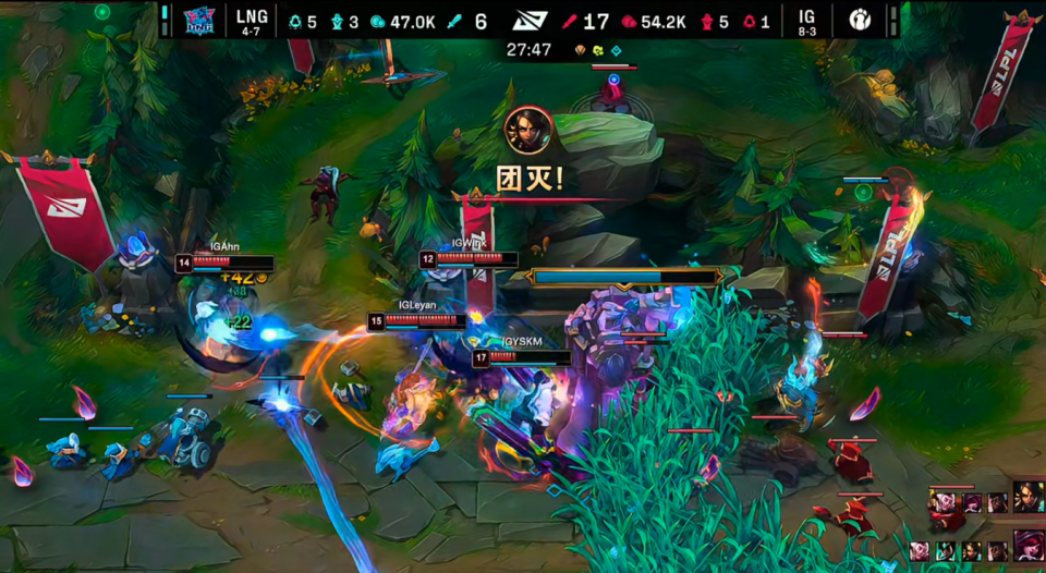 英雄联盟惊险逆转取胜，粉丝狂欢不已